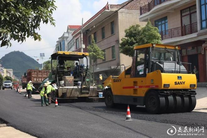 娄底市公路建设养护中心：路面大修保畅通 铺路造福惠民生